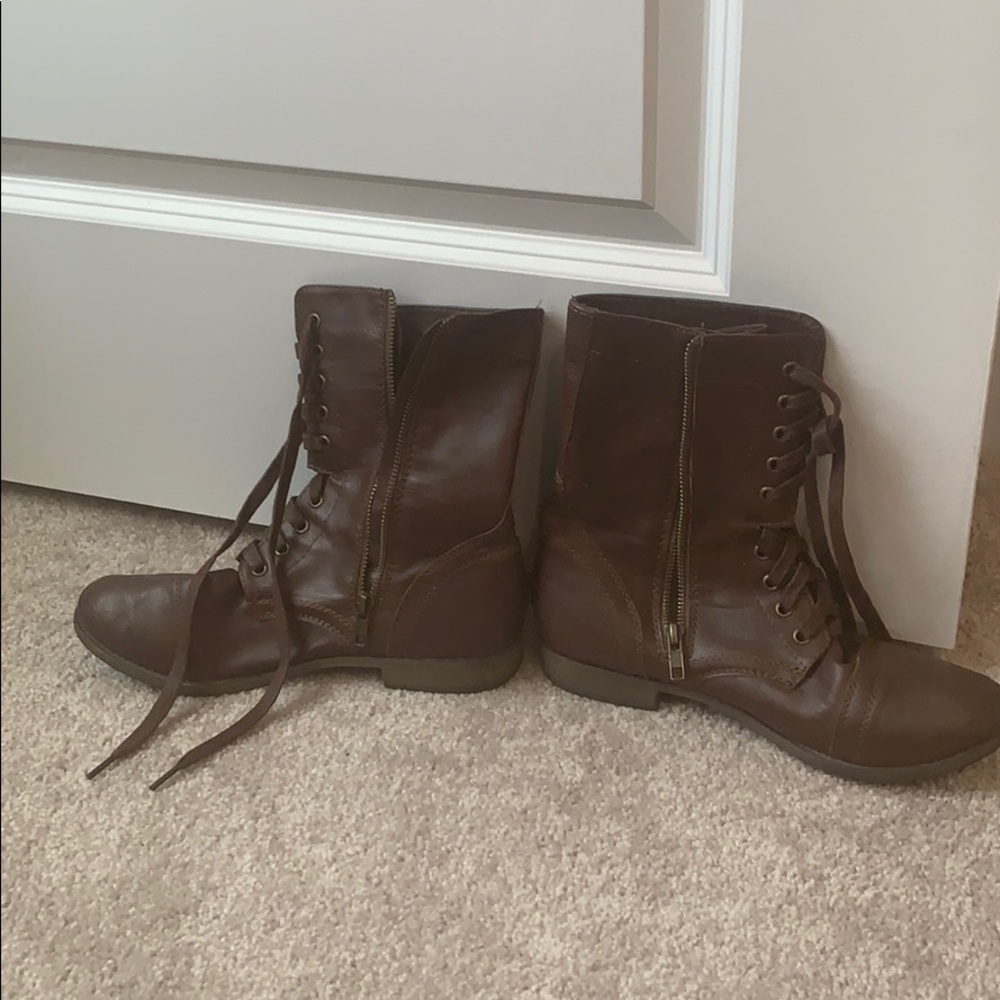 Dark brown boot